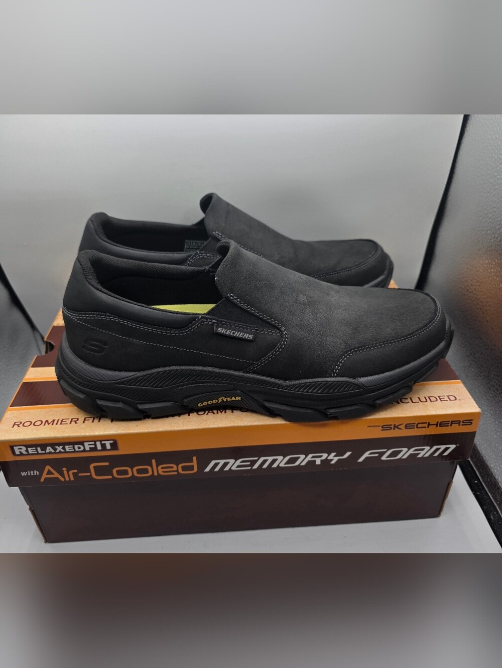 Skechers Men's Size 11 Black Slip-On Shoes Loafers